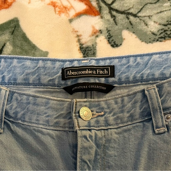 Women’s Abercrombie & Fitch high rise mom jeans signature collection - Picture 2 of 11